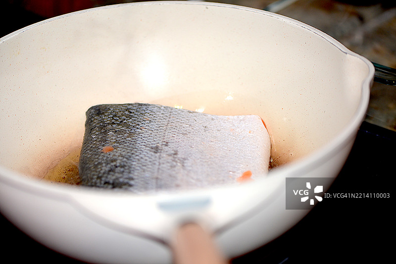 有机鳟鱼在煎锅中图片素材