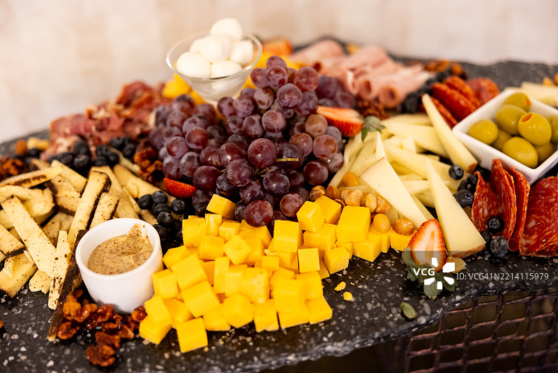 奶酪、水果和腌制肉类的肉类拼盘图片素材