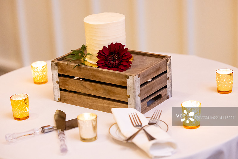 简单的白色婚礼蛋糕放在乡村风格的木箱里图片素材