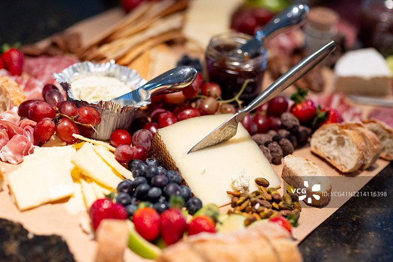 美味的奶酪拼盘特写，搭配水果和饼干图片素材