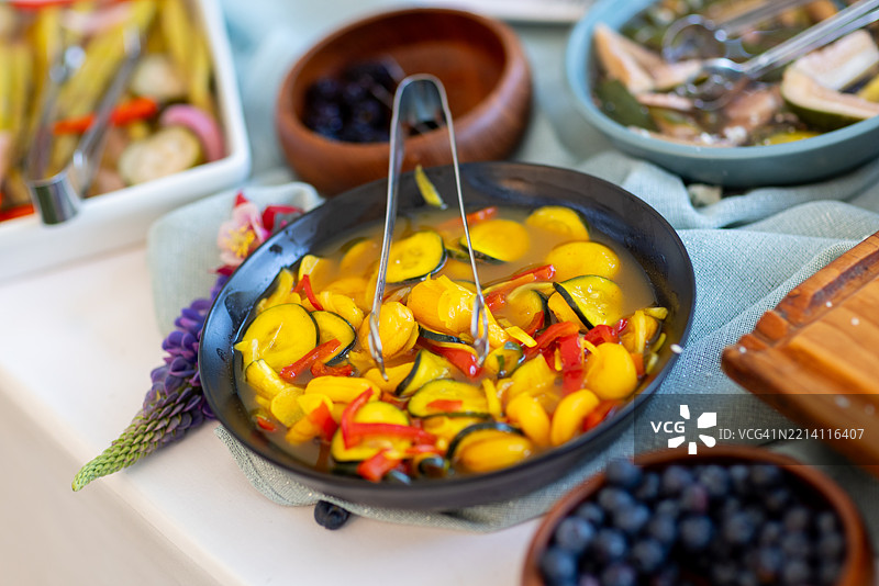 黑色盛菜碗中的腌制夏季南瓜和辣椒图片素材