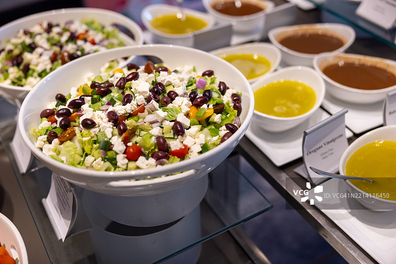 自助沙拉站与调料图片素材