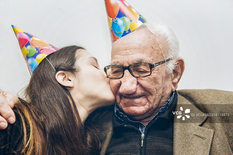 孙女和祖父在家庭聚会上共同庆祝图片素材