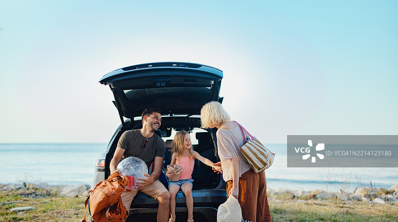 夏季在风景如画的海边快乐的家庭度假图片素材