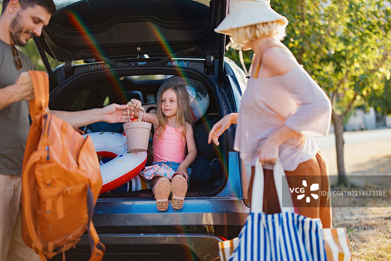 家庭为户外夏季假期做准备图片素材