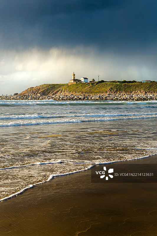 西班牙阿斯图里亚斯的圣胡安德涅瓦灯塔，俯瞰萨利纳斯海滩图片素材