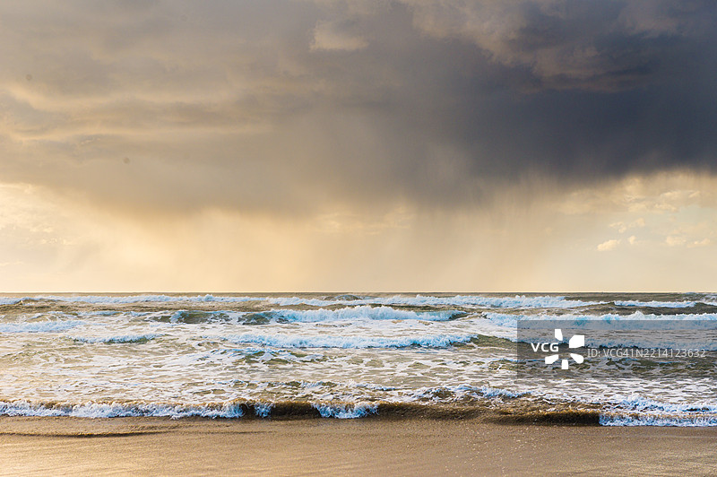 西班牙阿斯图里亚斯的萨利纳斯海滩上乌云密布图片素材