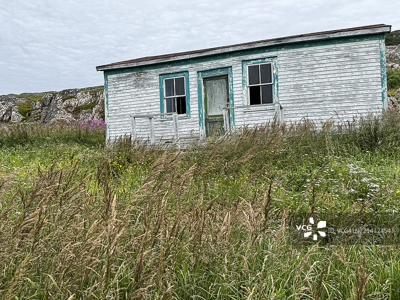 草地上的旧小屋图片素材