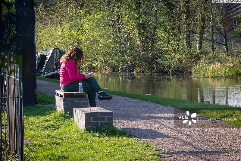 女性使用手机图片素材