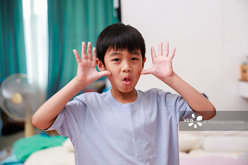 微笑男孩的特写镜头，露出不整齐的牙齿，展现真实的情感和自信，适合关于童年、牙齿护理、自尊心和真实生活方式的主题。图片素材