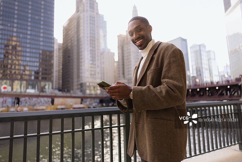 在伊利诺伊州芝加哥河滨，商人正在使用智能手机。图片素材