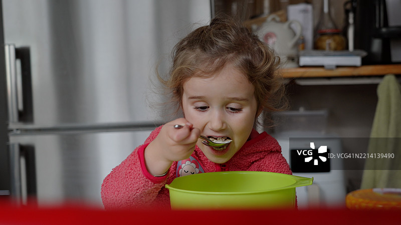 孩子与妈妈一起做蛋糕，促进儿童发展与学习。图片素材