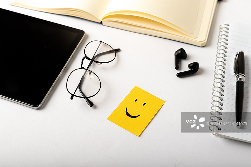 职场积极性：干净桌面上的微笑便条图片素材