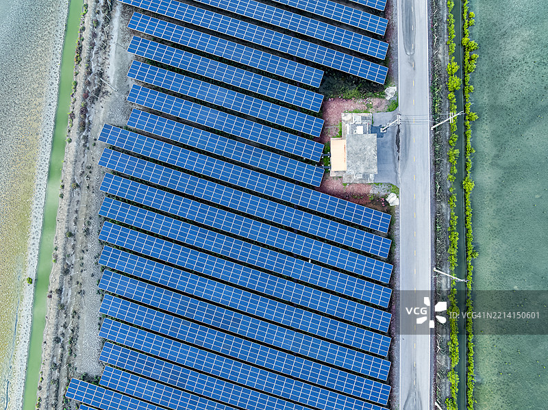 鸟瞰图，电力厂，太阳能光伏板，在盐田上生产清洁电能。减少全球变暖、清洁能源、可再生能源的概念。图片素材