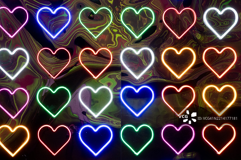 一排带有心形图案的霓虹灯图片素材