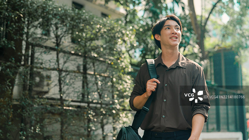 年轻男子在公共公园散步图片素材