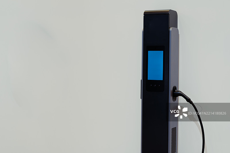 购物中心停车场的电动车充电站图片素材