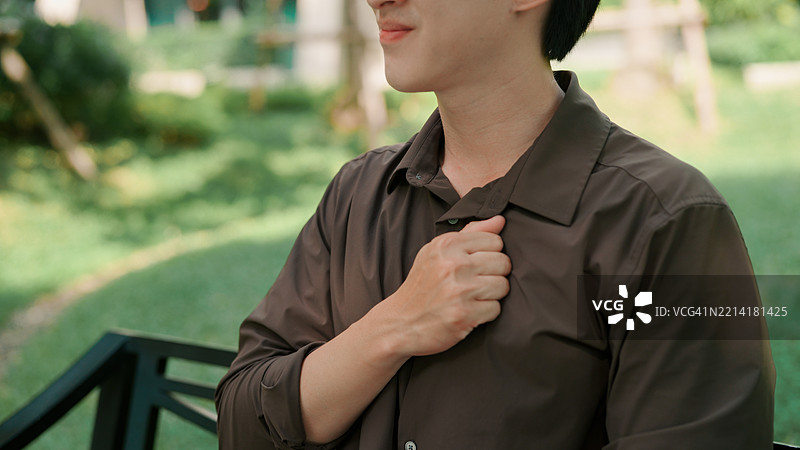 亚洲男性胸部紧绷感图片素材