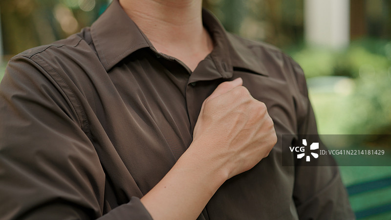 亚洲男子胸部紧绷图片素材