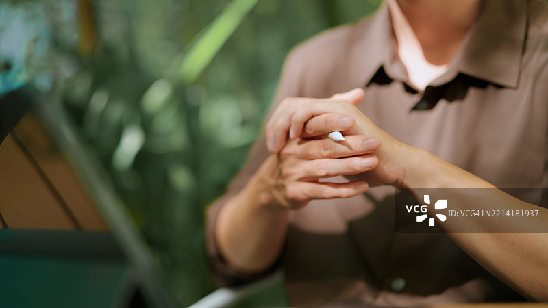 商人正在用平板电脑进行视频通话图片素材