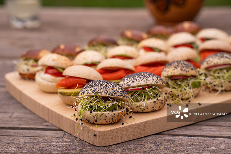 木制野餐桌上的开胃菜俯视图图片素材