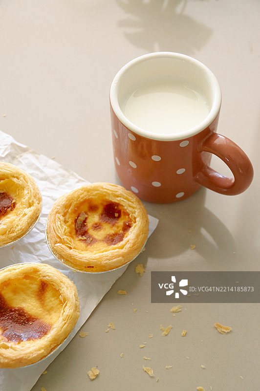 葡式蛋挞配新鲜牛奶图片素材