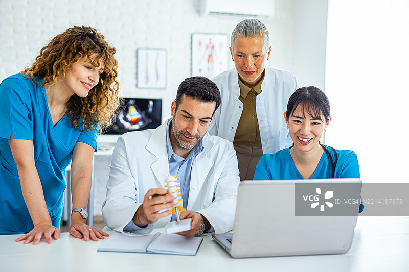 医疗团队坐在医生办公室讨论病人结果图片素材