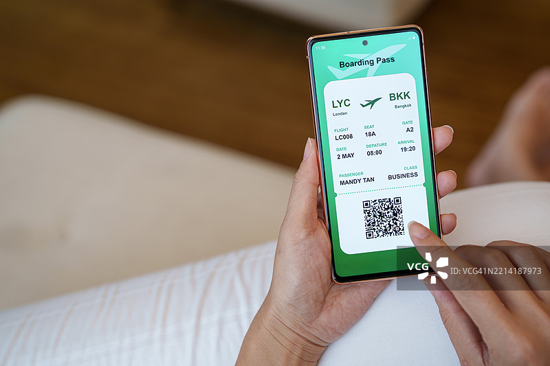 在智能手机屏幕上查看数字登机牌的人图片素材