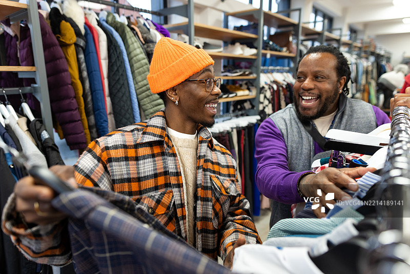 快乐的朋友们拥抱可持续时尚图片素材