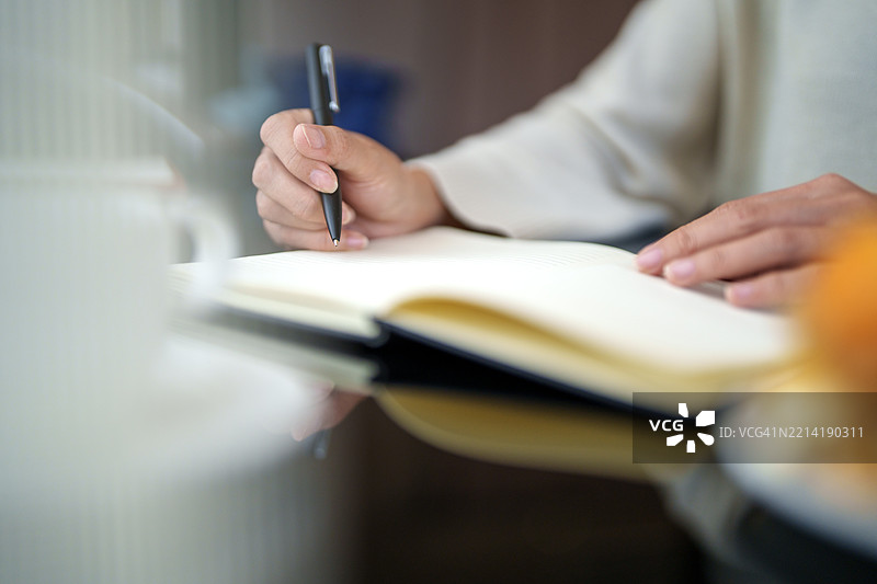 笔记本中的手写文字图片素材