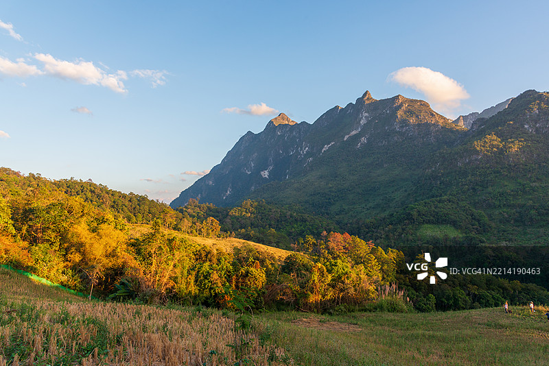 明亮的早晨阳光透过泰国清迈省的多伊鲁昂野生动物保护区山脉照射下来。图片素材