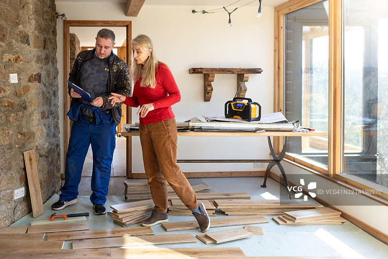 与木匠的讨论图片素材