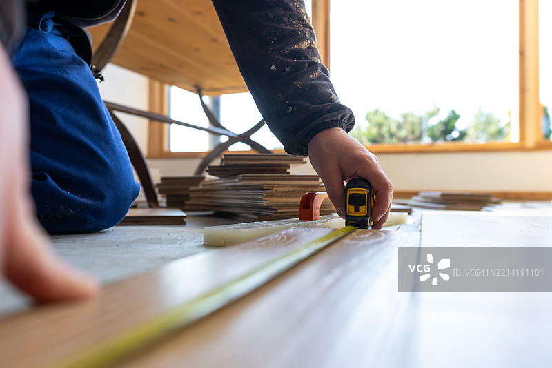 在安装过程中用卷尺测量地面图片素材