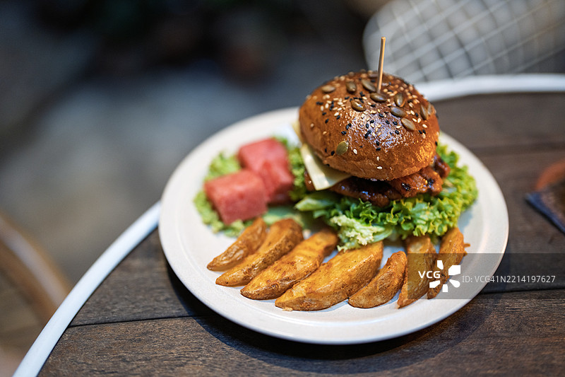 美味汉堡配薯角和西瓜片图片素材