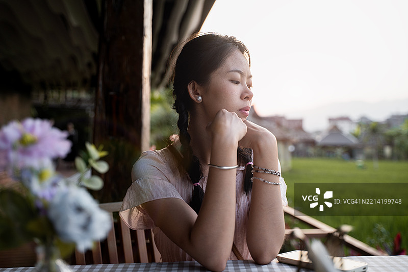 户外的女孩图片素材