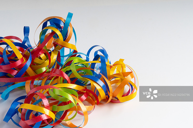 白色背景上的彩色生日丝带包装图片素材