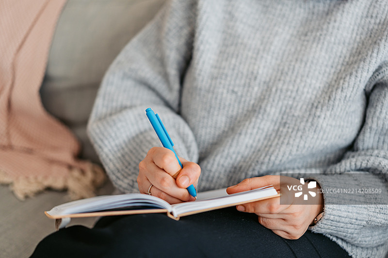 年轻女性在家中写日记图片素材