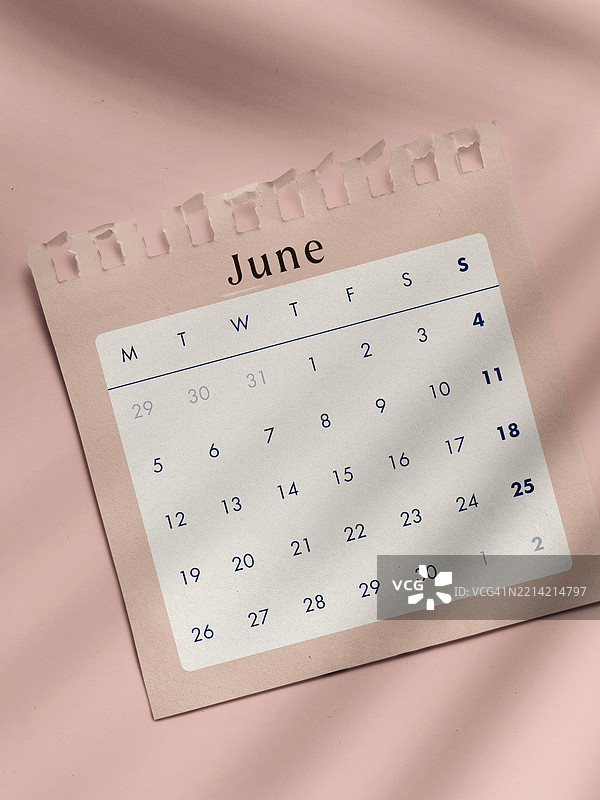 六月日历、便签本和咖啡杯。图片素材