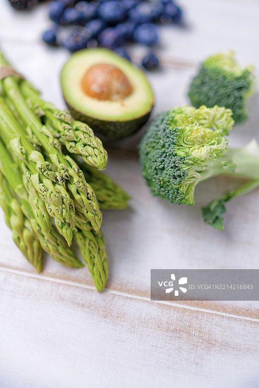 白色木桌上的芦笋、西兰花和鳄梨图片素材