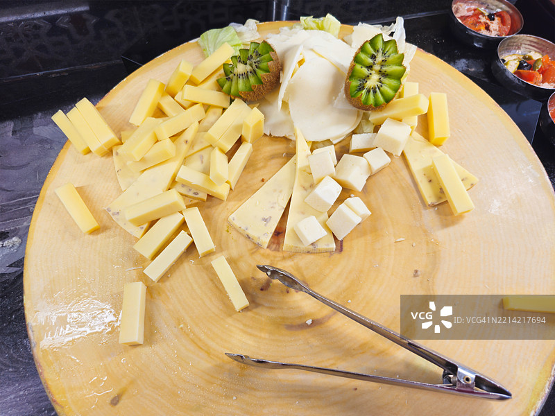 各种类型奶酪的拼盘。图片素材