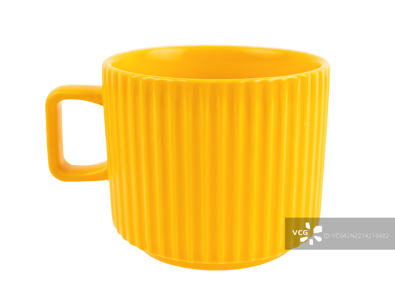 一个孤立在白色背景上的空黄色杯子，保存剪切路径。图片素材