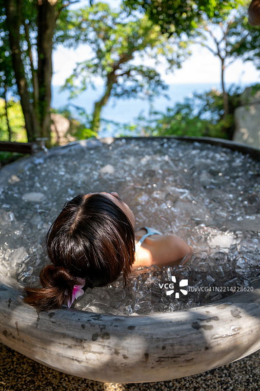 女人在冰浴缸里图片素材