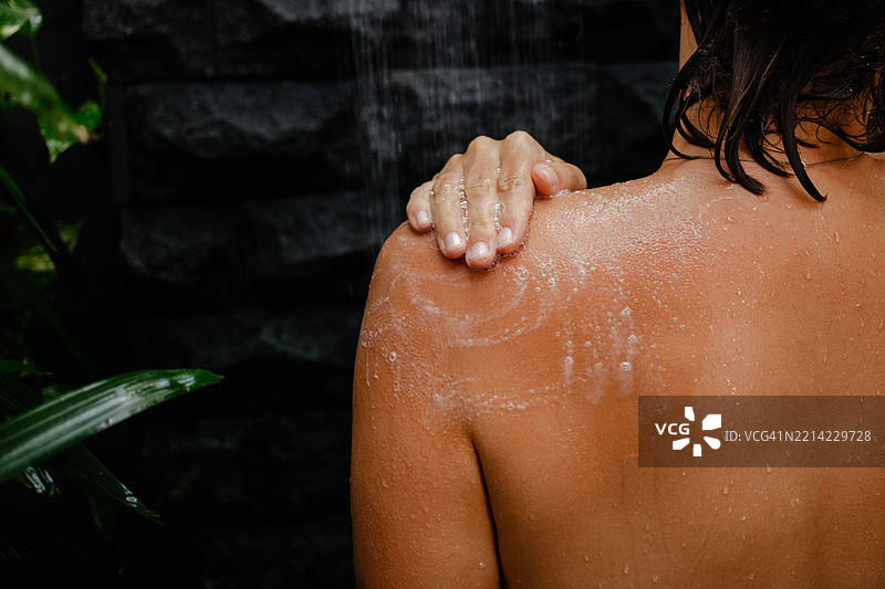 女人在浴室使用沐浴露图片素材