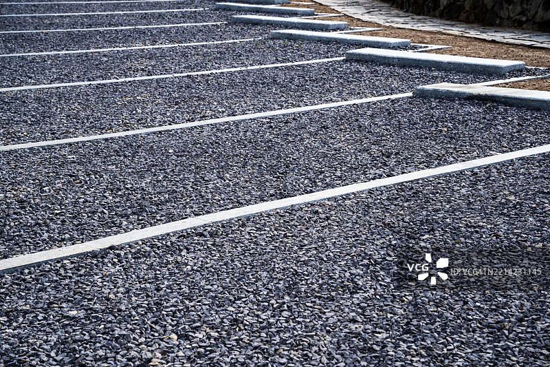 新刷的沥青停车场线条图片素材