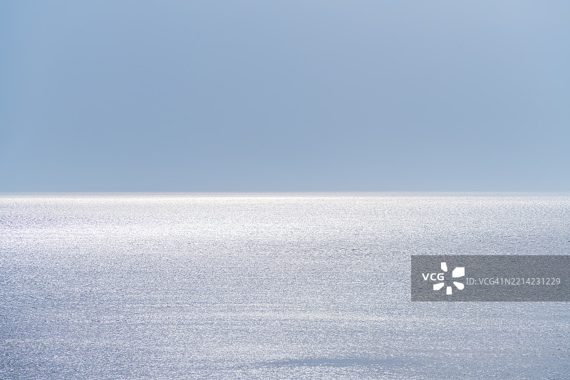 极简海景与银色光影反射图片素材