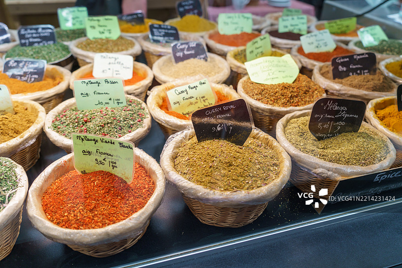 市场篮子中的各种色彩缤纷的香料图片素材