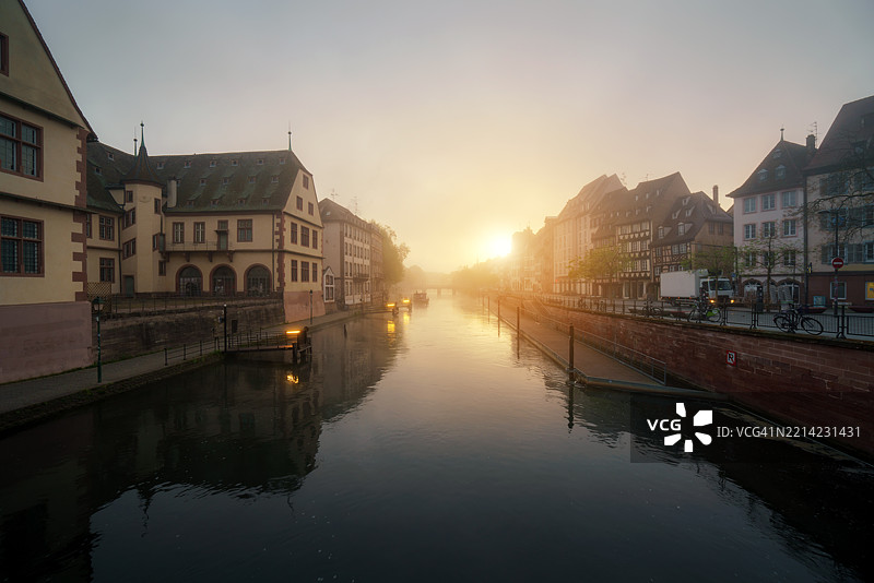 斯特拉斯堡运河日出，历史建筑与晨雾相伴图片素材
