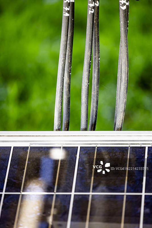 光伏太阳能电池板的电源电缆线。图片素材