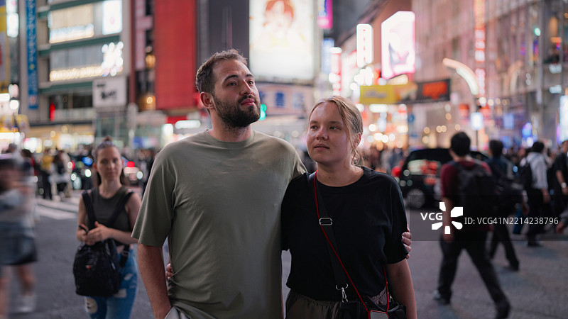 年轻情侣在日本东京的涩谷旅行参观图片素材