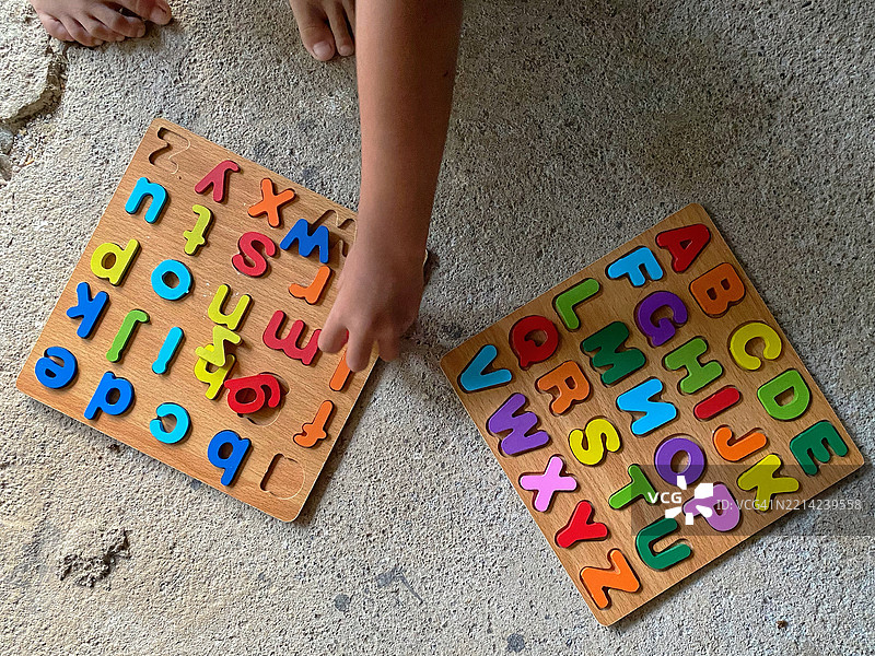 幼儿的手在玩字母ABCD图片素材